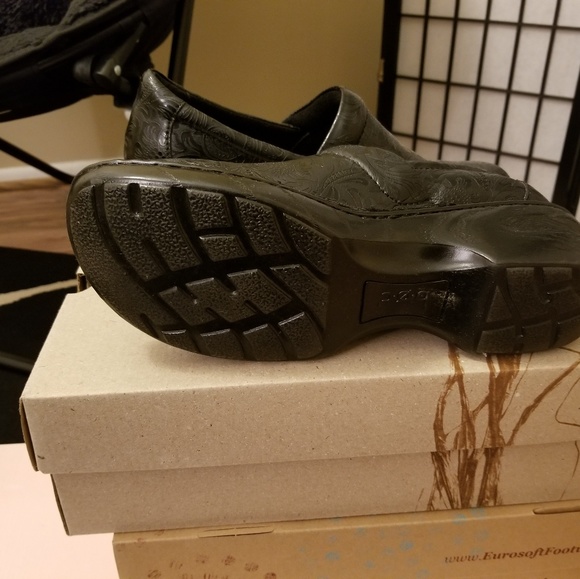 Shoes - Picture 4 of 7